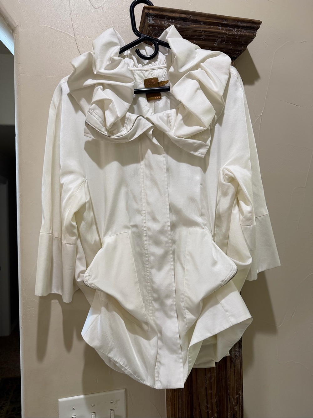 Ali Ro top. Excellent condition size 0. Lined